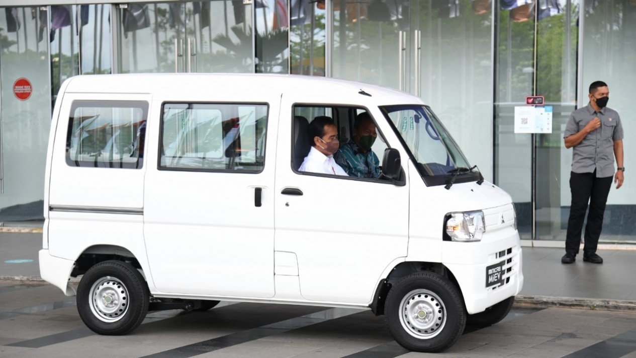 Momen Jokowi Setir Mobil Mungil Saat Kunjugi GIIAS