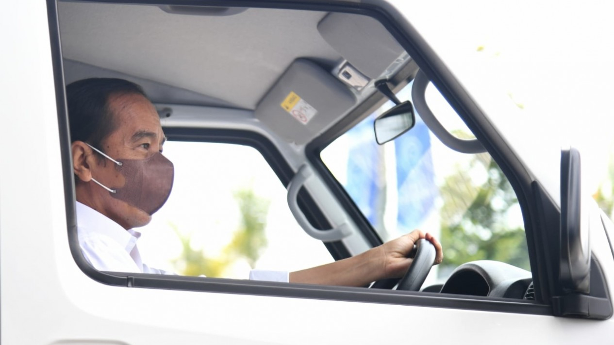 Momen Jokowi Setir Mobil Mungil Saat Kunjugi GIIAS