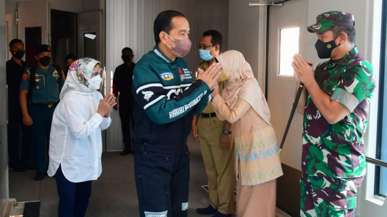 Style Jokowi Cek Persiapan MotoGP di Mandalika
