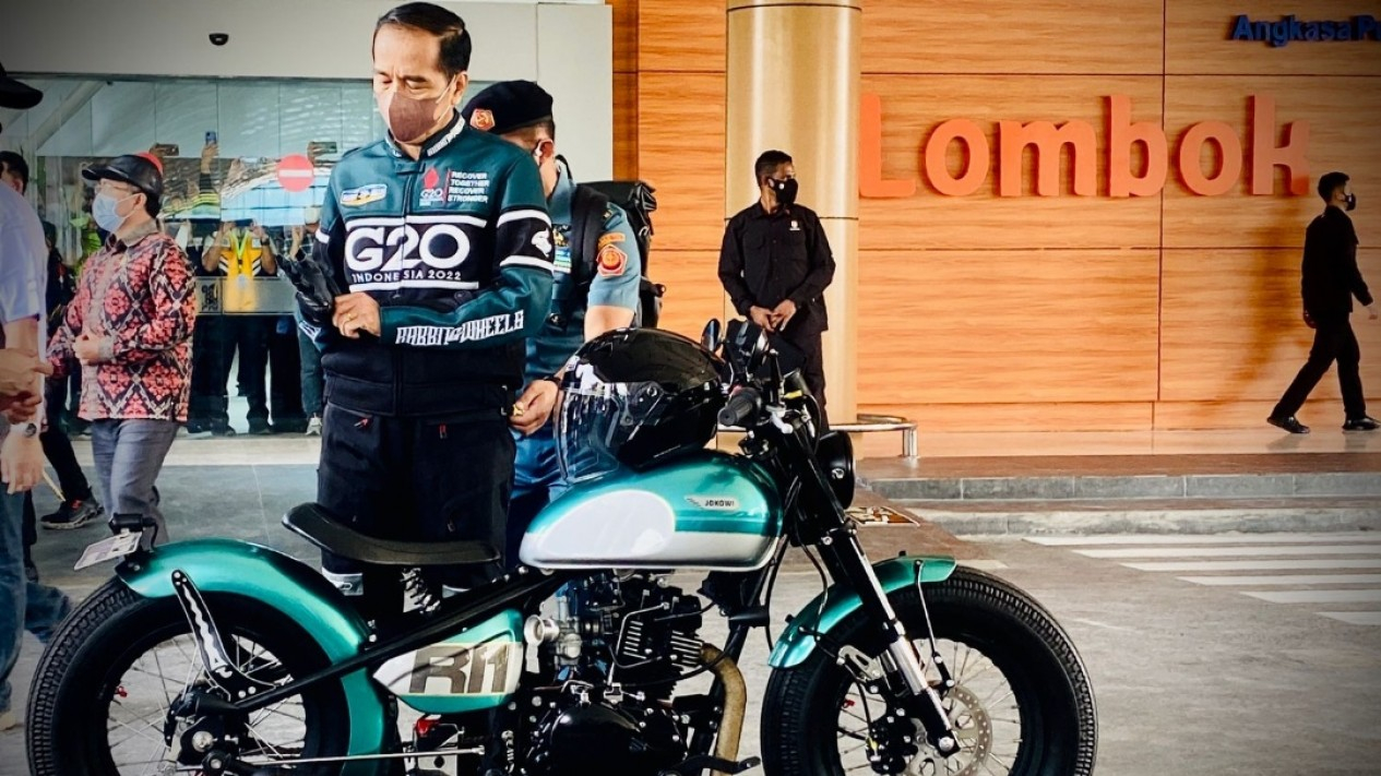 Style Jokowi Cek Persiapan MotoGP di Mandalika