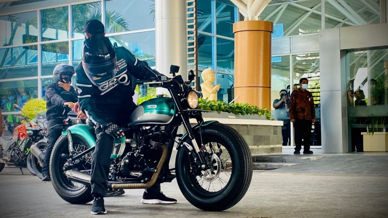 Style Jokowi Cek Persiapan MotoGP di Mandalika