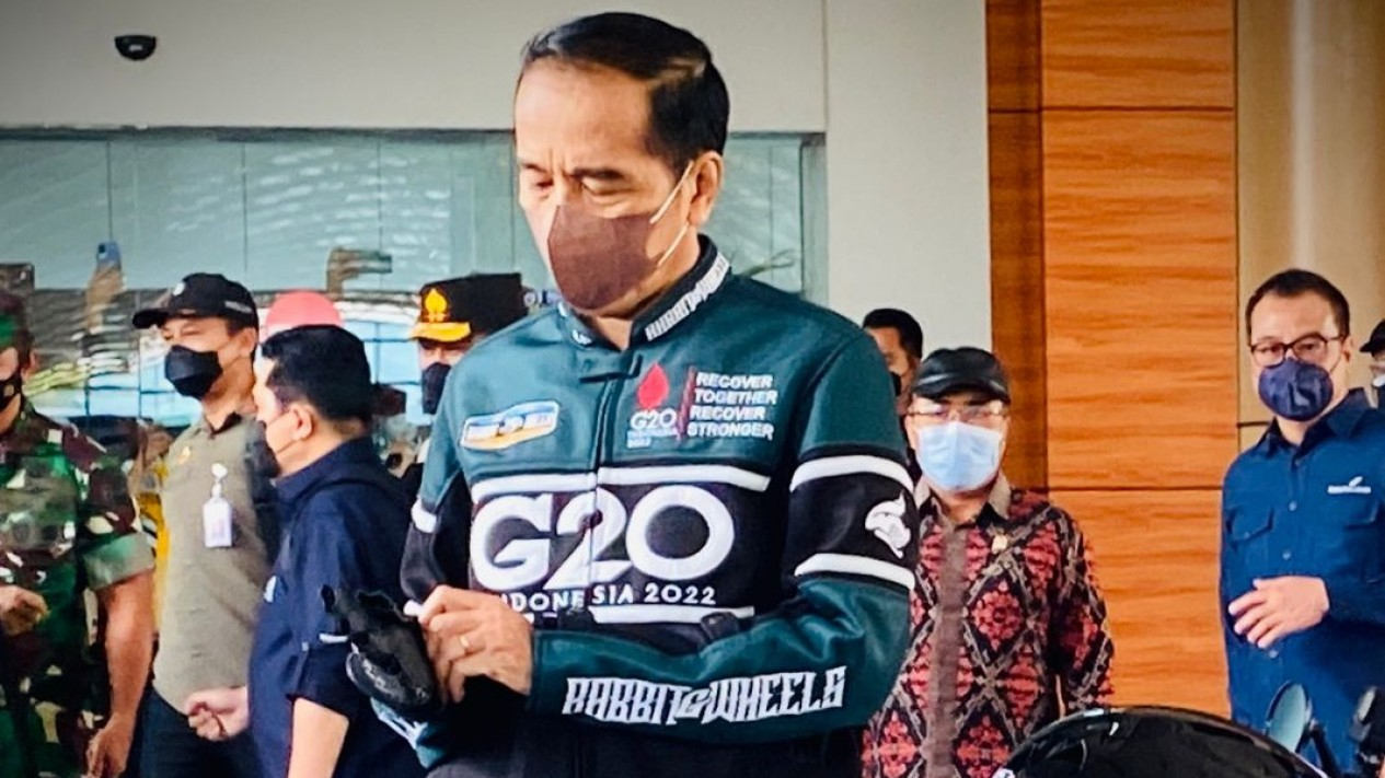 Style Jokowi Cek Persiapan MotoGP di Mandalika