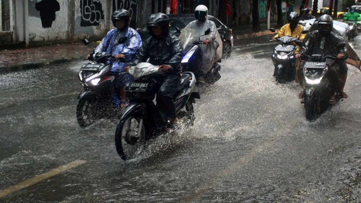 Jakarta Hujan Beberapa Titik Jalan Tergenang Air