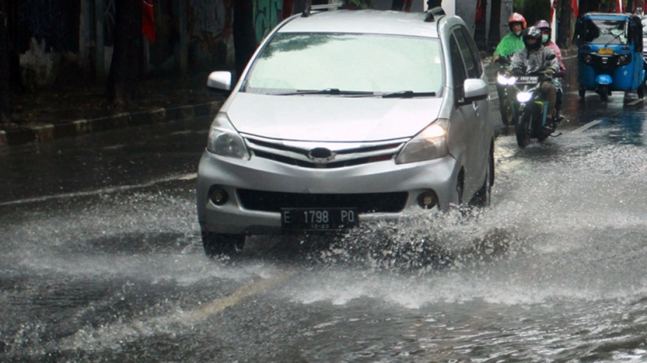 Jakarta Hujan Beberapa Titik Jalan Tergenang Air