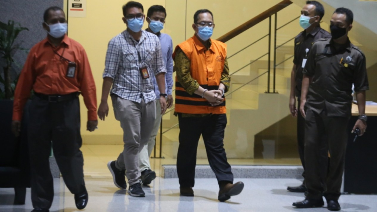 Hakim PN Surabaya Pakai Baju Tahanan KPK