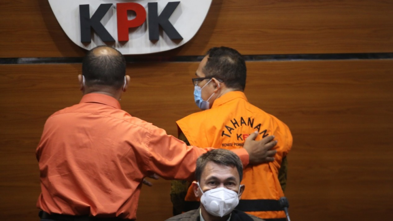 Hakim PN Surabaya Pakai Baju Tahanan KPK - Vlix.id