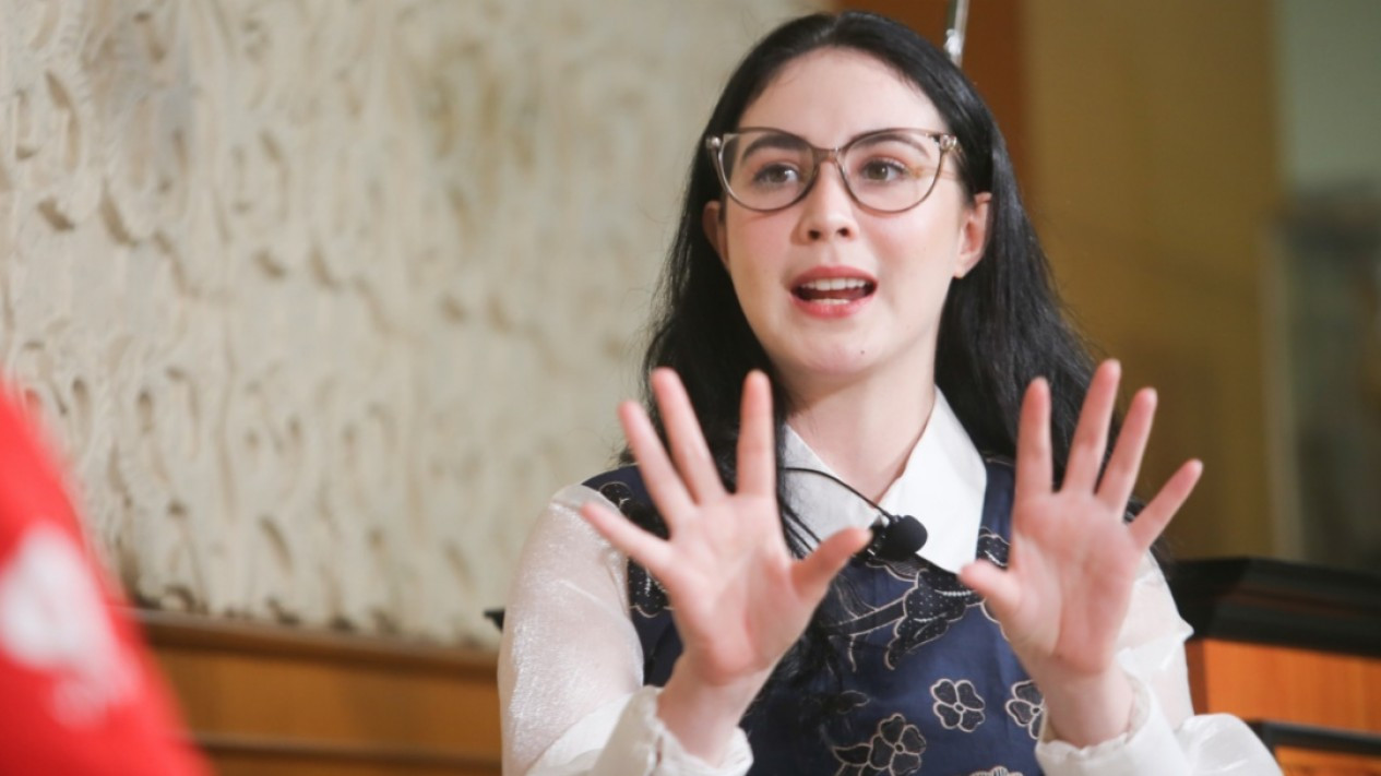 Potret Kemesraan Wagub Jatim Emil Dardak dan Arumi Bachsin