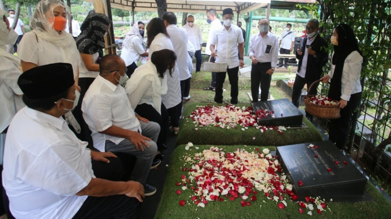 Ziarah Makam H. Achmad Bakrie