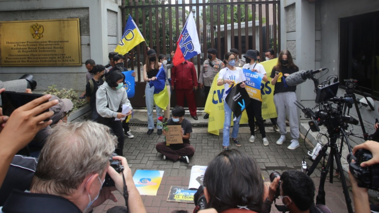 Demo "STOP" Perang Rusia Ukraina di Kedubes Rusia