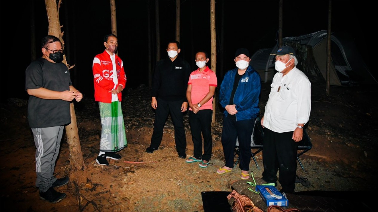 Jokowi Sarungan saat Berkemah di Titik Nol IKN