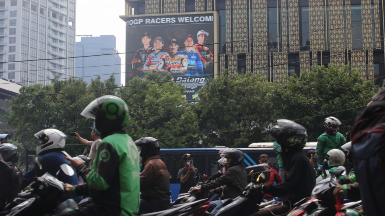 Antusias Warga Jakarta Nonton Pembalap Motogp GP di Jalanan