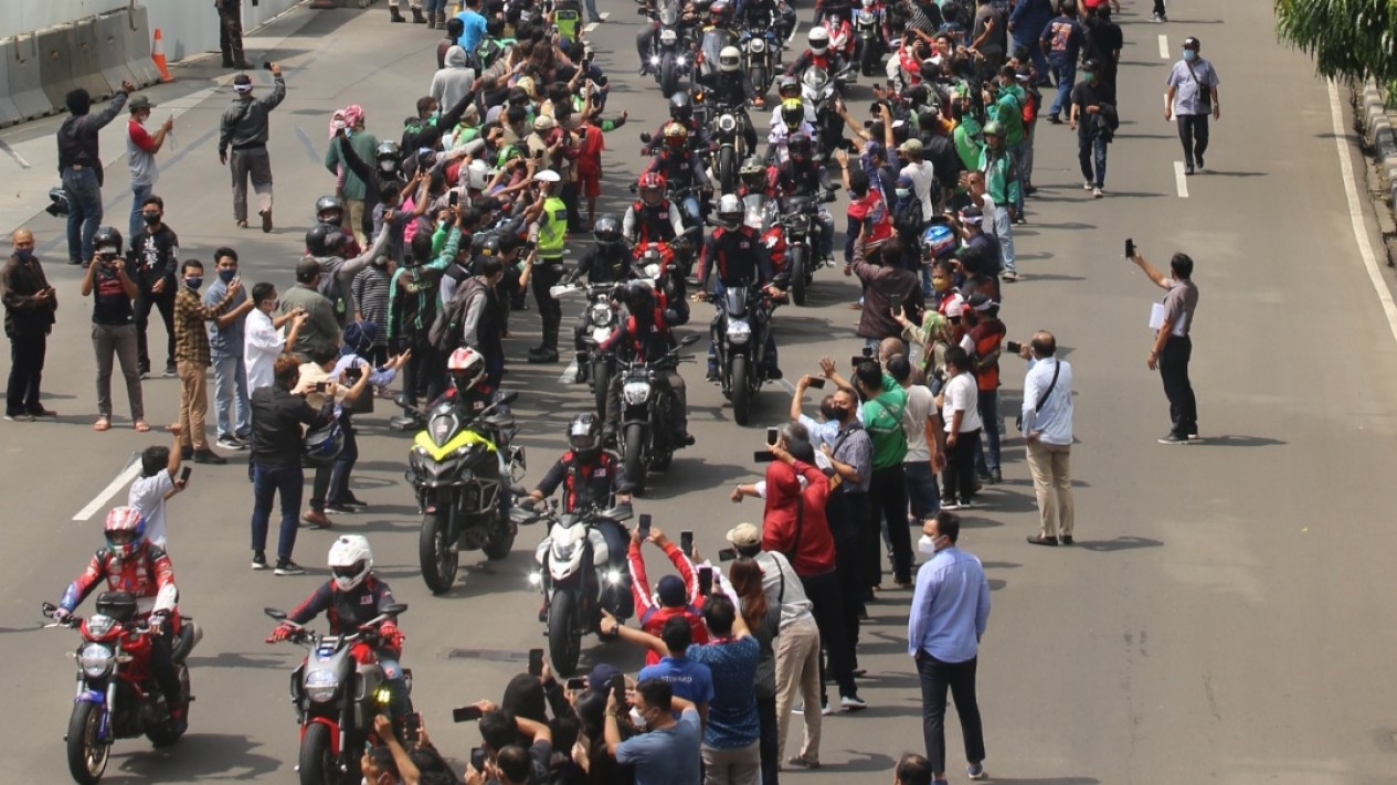 Antusias Warga Jakarta Nonton Pembalap Motogp GP di Jalanan