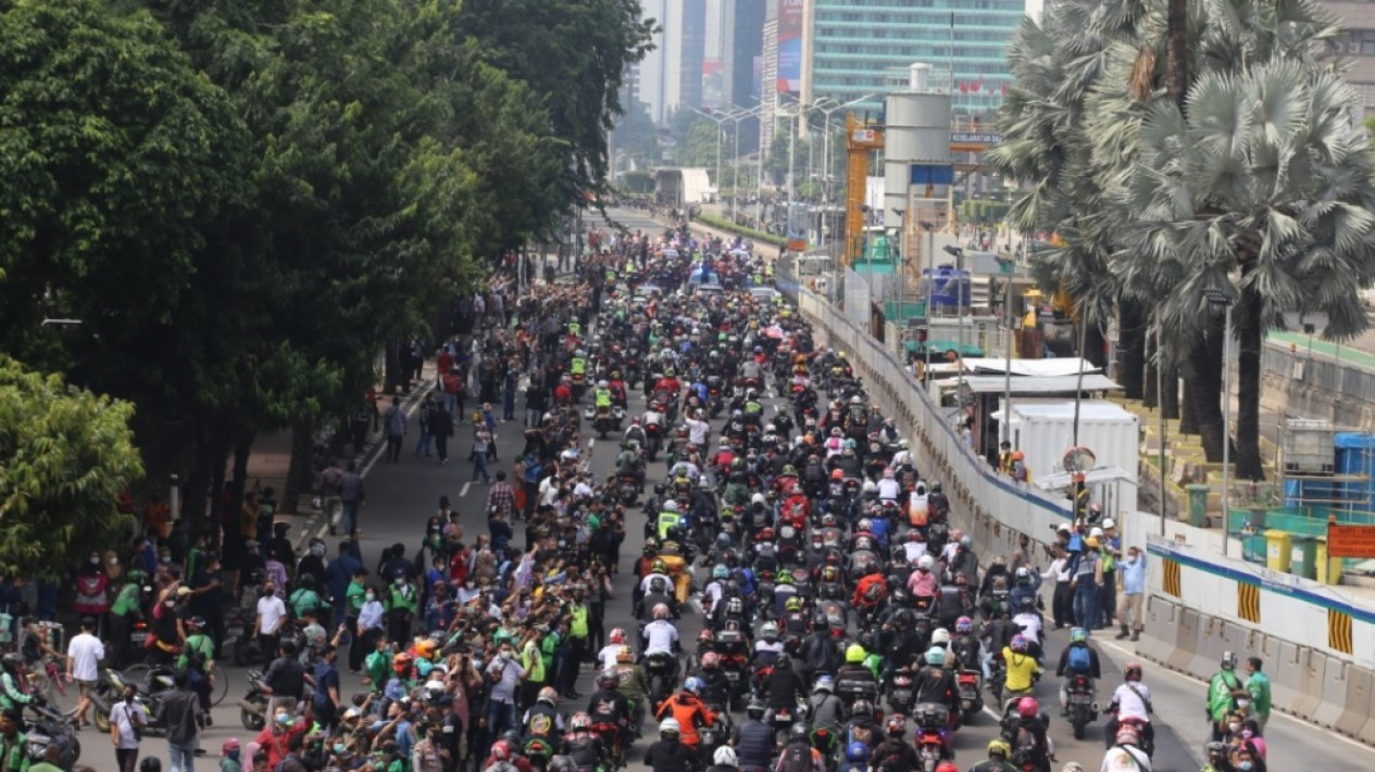 Antusias Warga Jakarta Nonton Pembalap Motogp GP di Jalanan