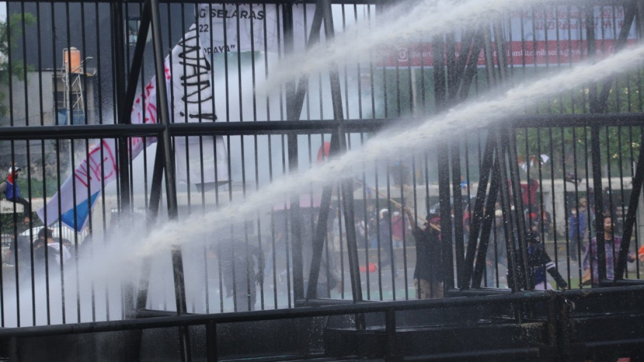 Demo Mahasiswa di DPR Ricuh, Polisi Tembakkan Gas Air Mata