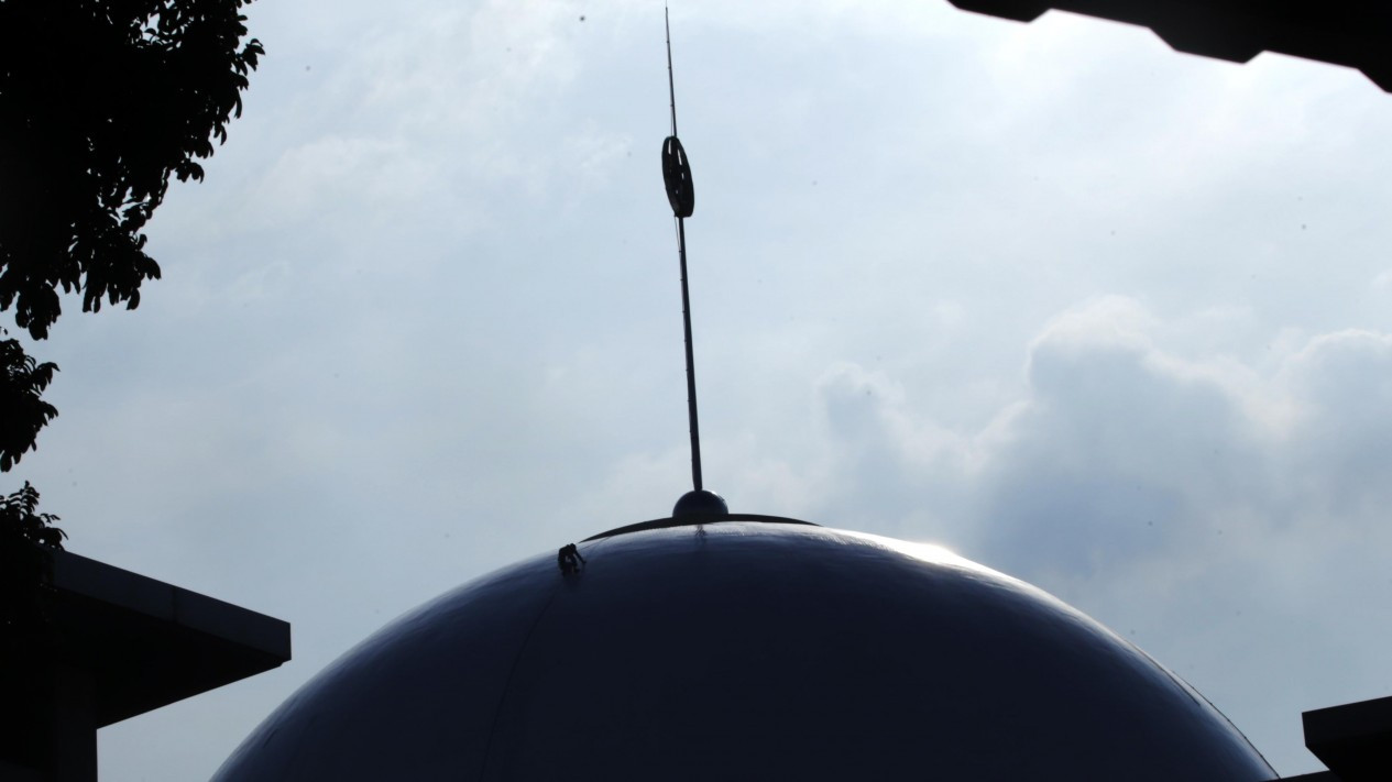 Pembersihan Kubah Masjid Istiqlal Saat Ramadhan