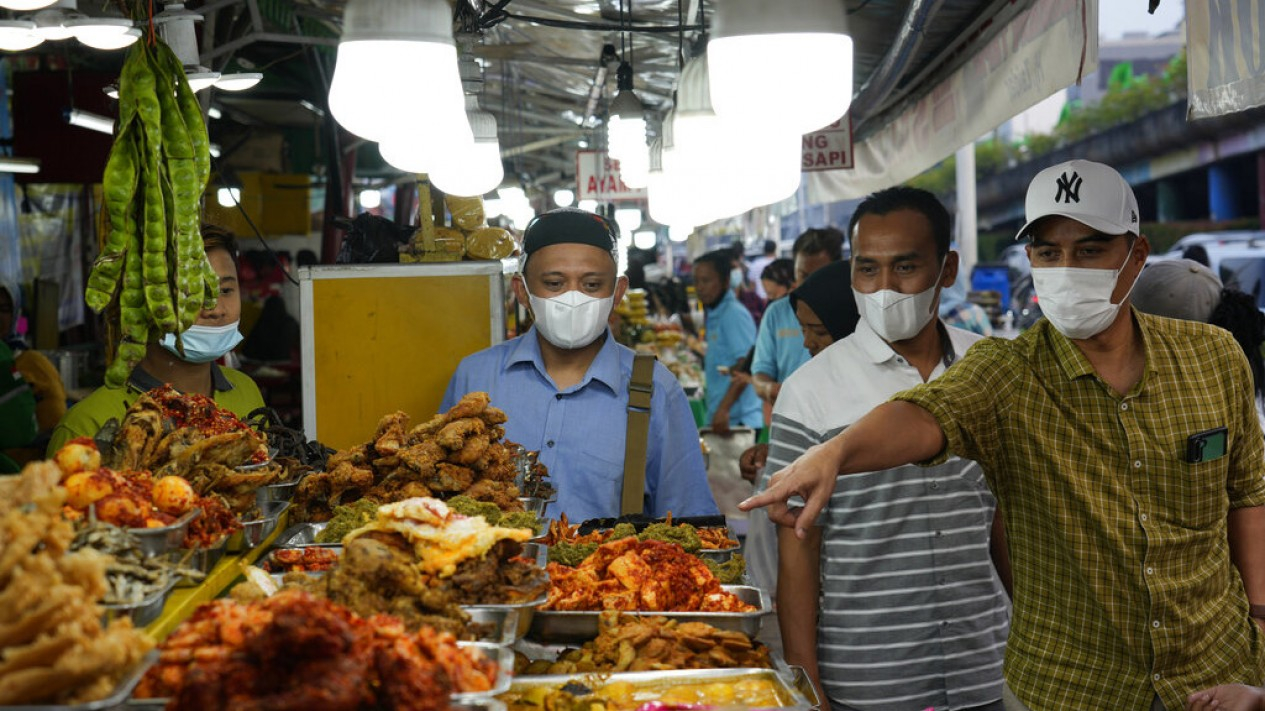 Berburu Takjil Jelang Berbuka Puasa