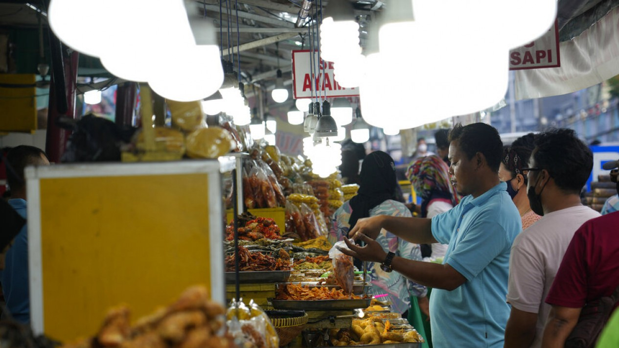 Berburu Takjil Jelang Berbuka Puasa