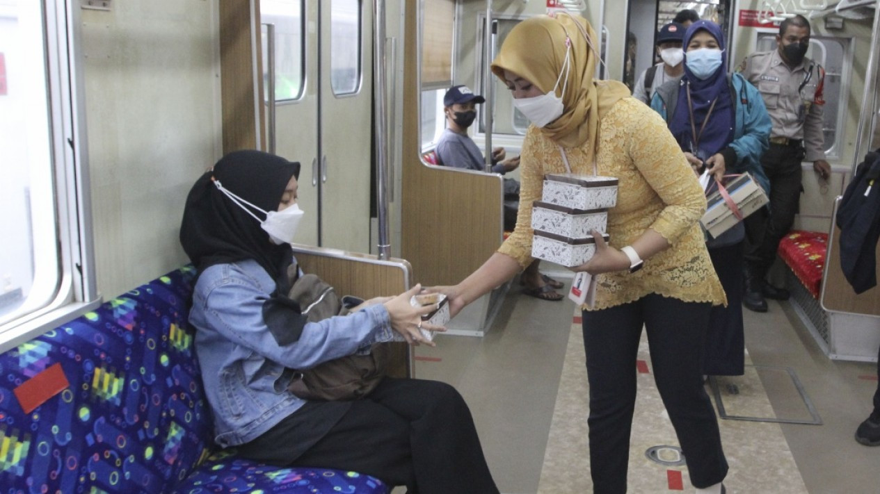 Hari Kartini, KAI Commuter Bagikan Takjil di Stasiun Kota
