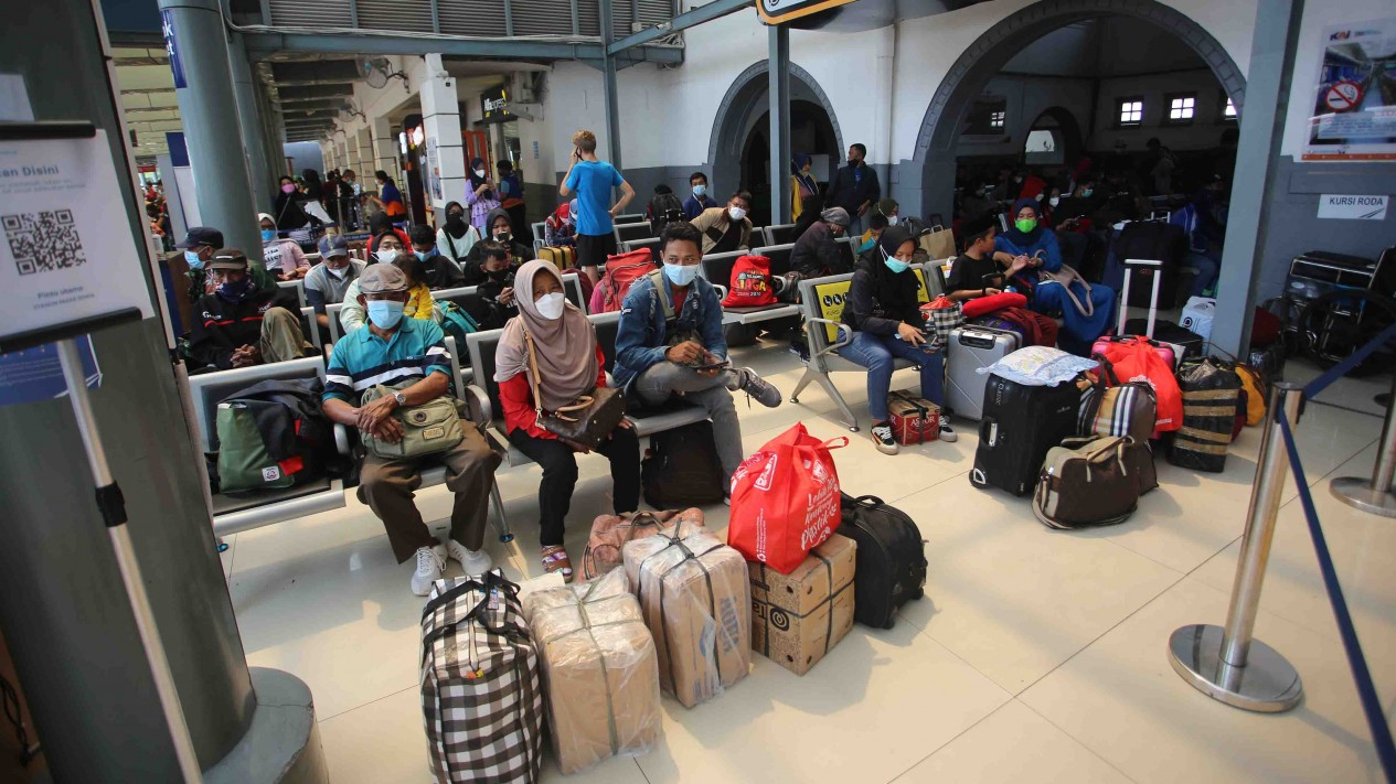 Mudik Lebaran 2022 di Stasiun Pasar Senen Jakarta