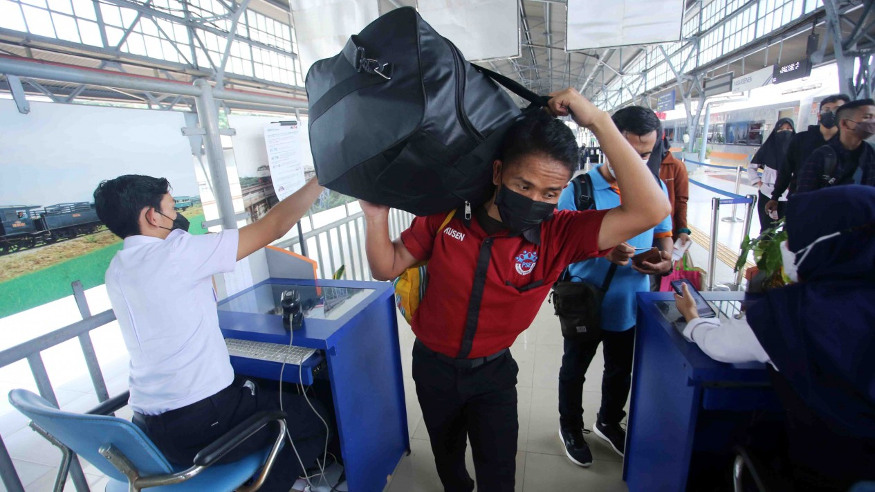 Mudik Lebaran 2022 di Stasiun Pasar Senen Jakarta