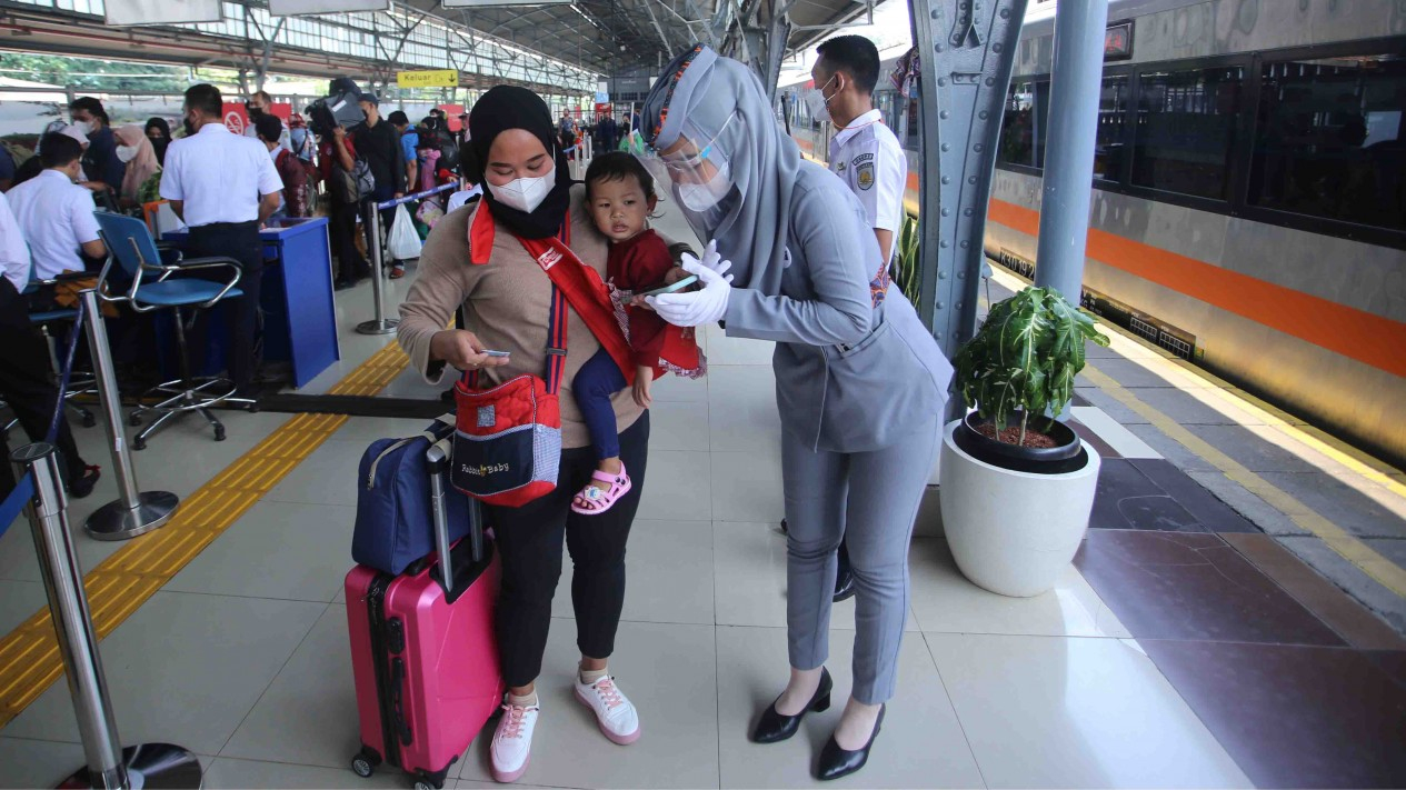 Mudik Lebaran 2022 di Stasiun Pasar Senen Jakarta
