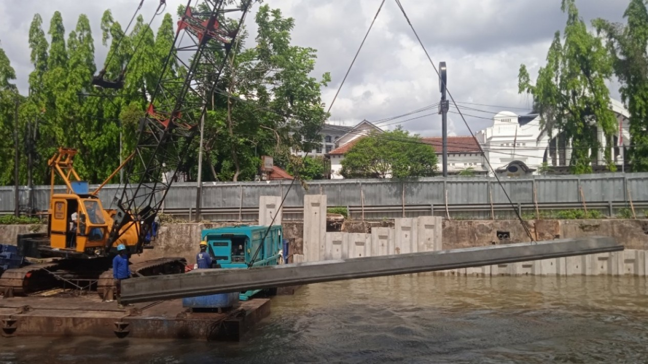 Pembangunan Turap Penahan Banjir di Sungai Pasar Baru