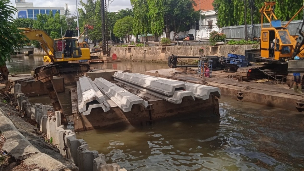 Pembangunan Turap Penahan Banjir di Sungai Pasar Baru