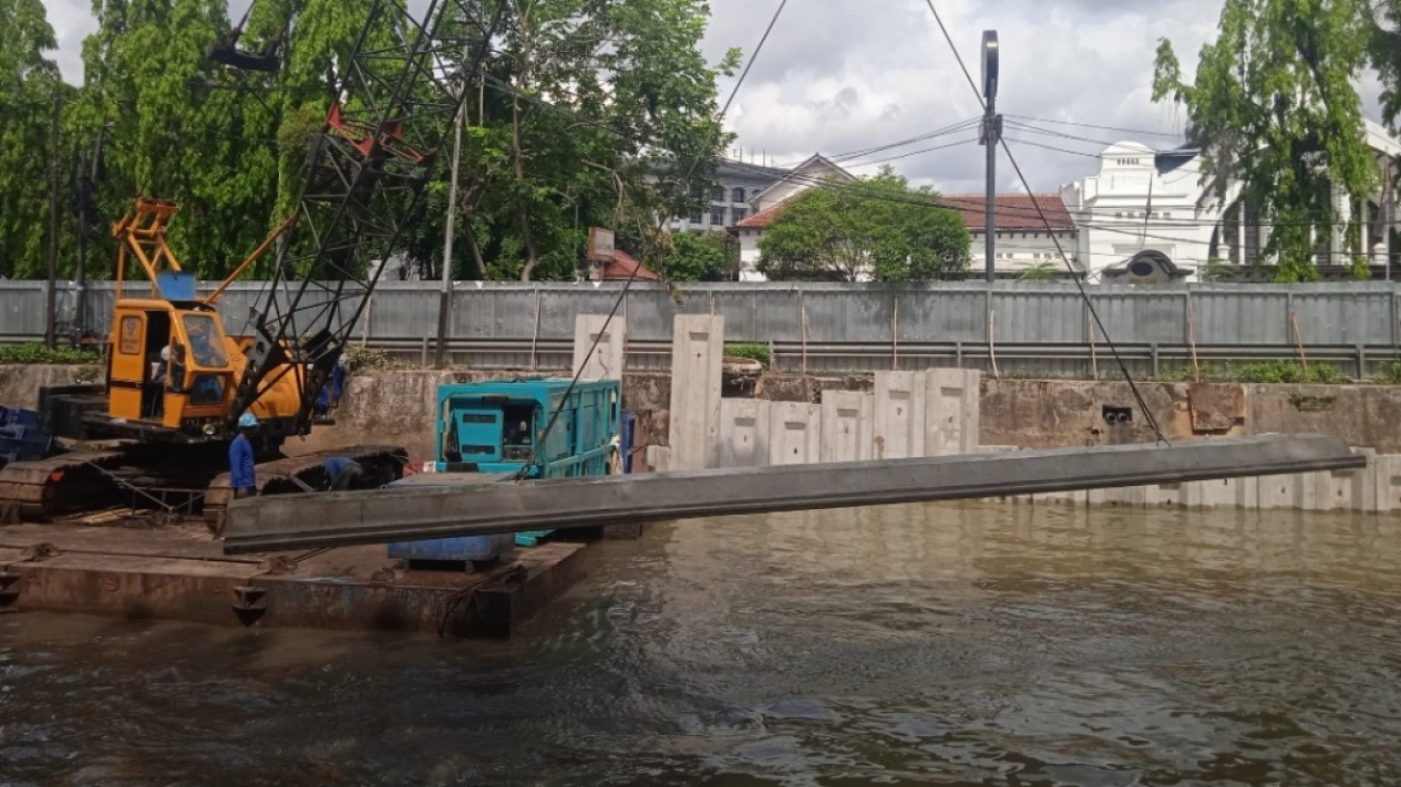 Pembangunan Turap Penahan Banjir di Sungai Pasar Baru