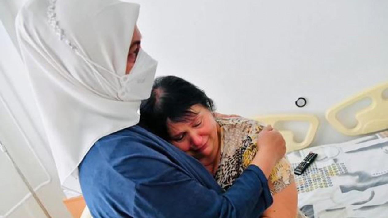 Wanita Ukraina Korban Perang Menangis di Pelukan Iriana