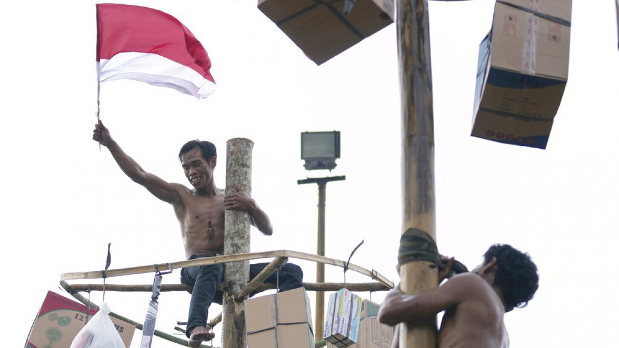 Meriahnya Lomba Panjat Pinang HUT RI ke-77 di Ancol