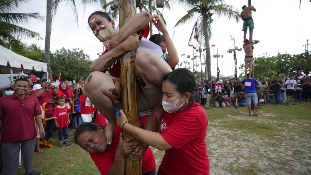 Meriahnya Lomba Panjat Pinang HUT RI ke-77 di Ancol