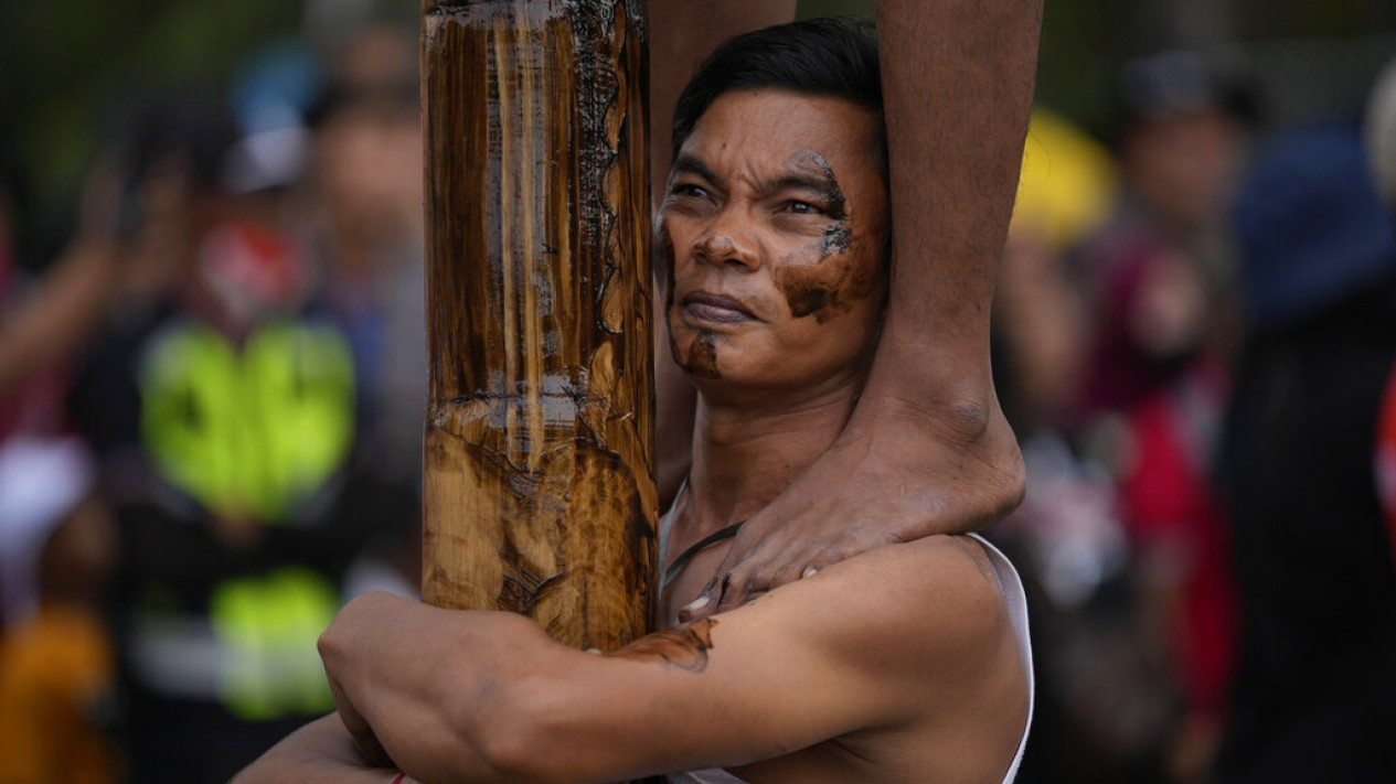 Meriahnya Lomba Panjat Pinang HUT RI ke-77 di Ancol