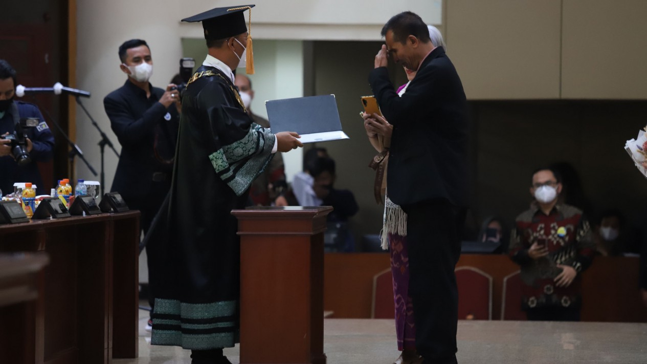 Momen Haru Wisuda Brigadir J Wisuda Diwakili Ayahnya - Vlix.id