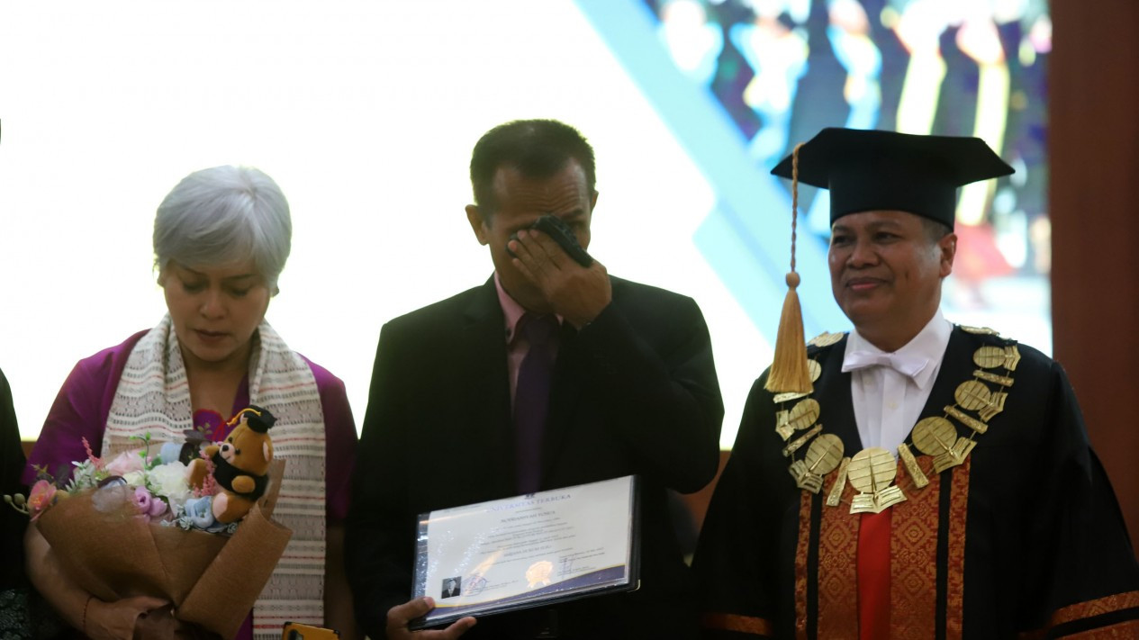Momen Haru Wisuda Brigadir J Wisuda Diwakili Ayahnya