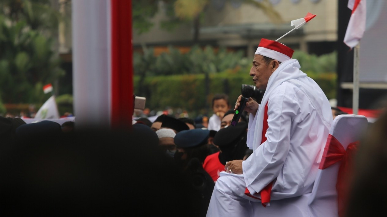 Habib Luthfi Bin Yahya Hadiri Kirab Bendera Merah Putih