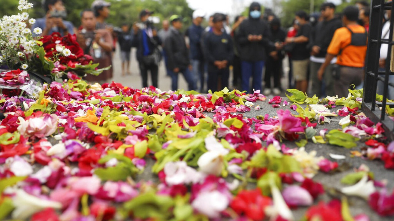Pemain Arema Datangi Stadion Kanjuruhan Usai Kerusuhan