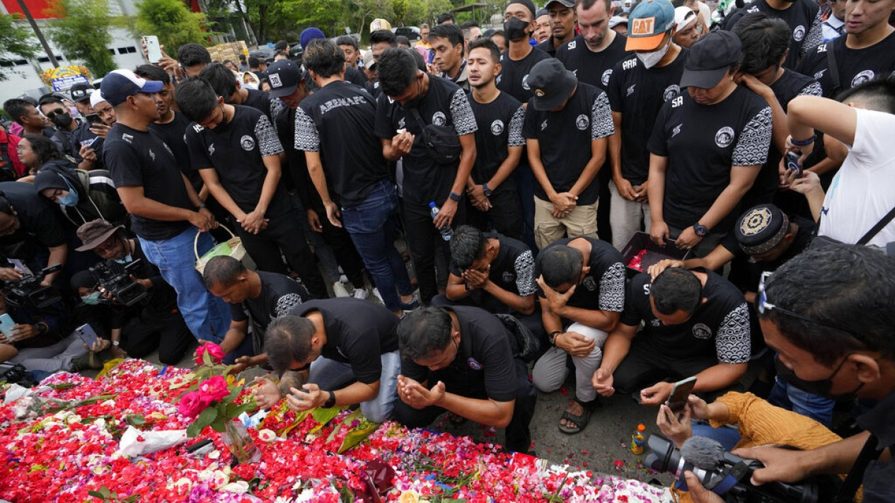 Pemain Arema Datangi Stadion Kanjuruhan Usai Kerusuhan