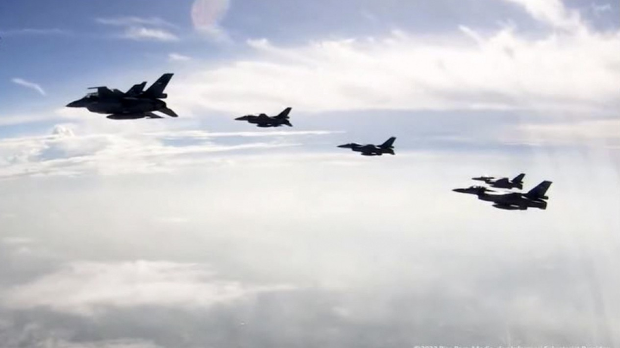 Atraksi Pesawat Tempur di HUT TNI ke-77