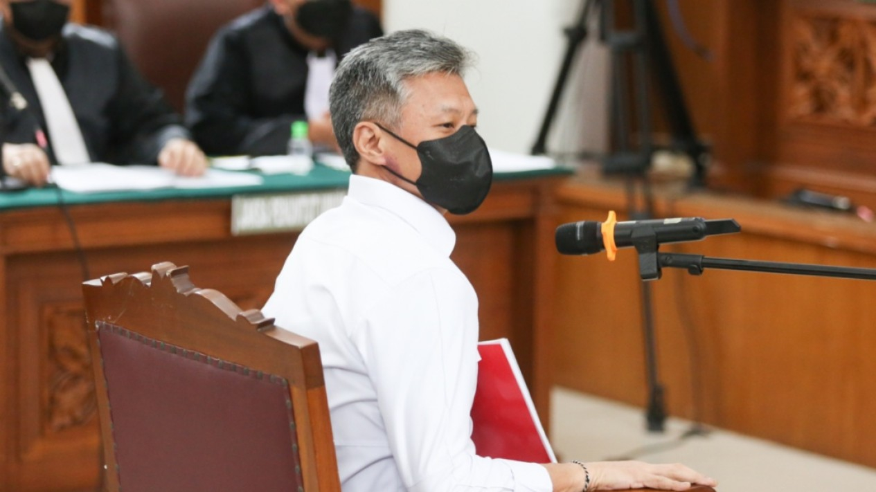 Senyum Brigjen Hendra Kurniawan di Sidang Perdana