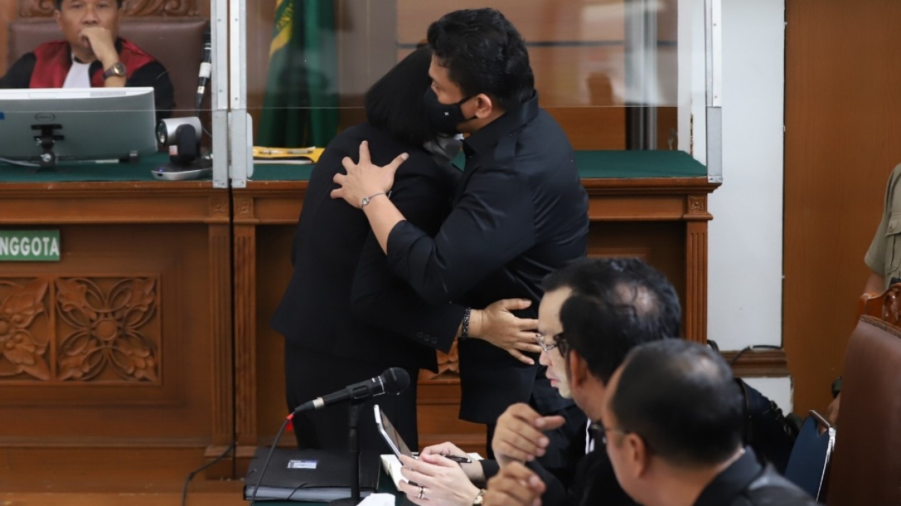 Momen peluk cium Ferdy Sambo dan Putri sebelum sidang