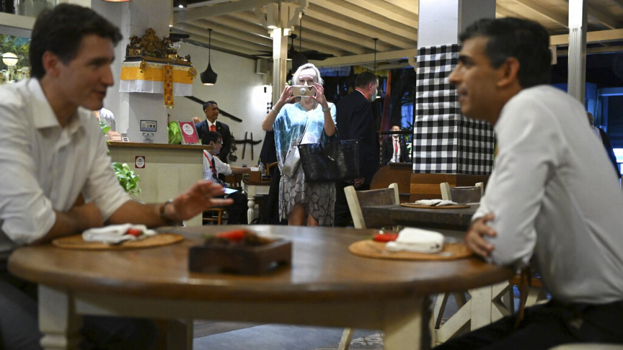 PM Kanada dan PM Inggris Nongkrong Bareng di Cafe Jelang KTT