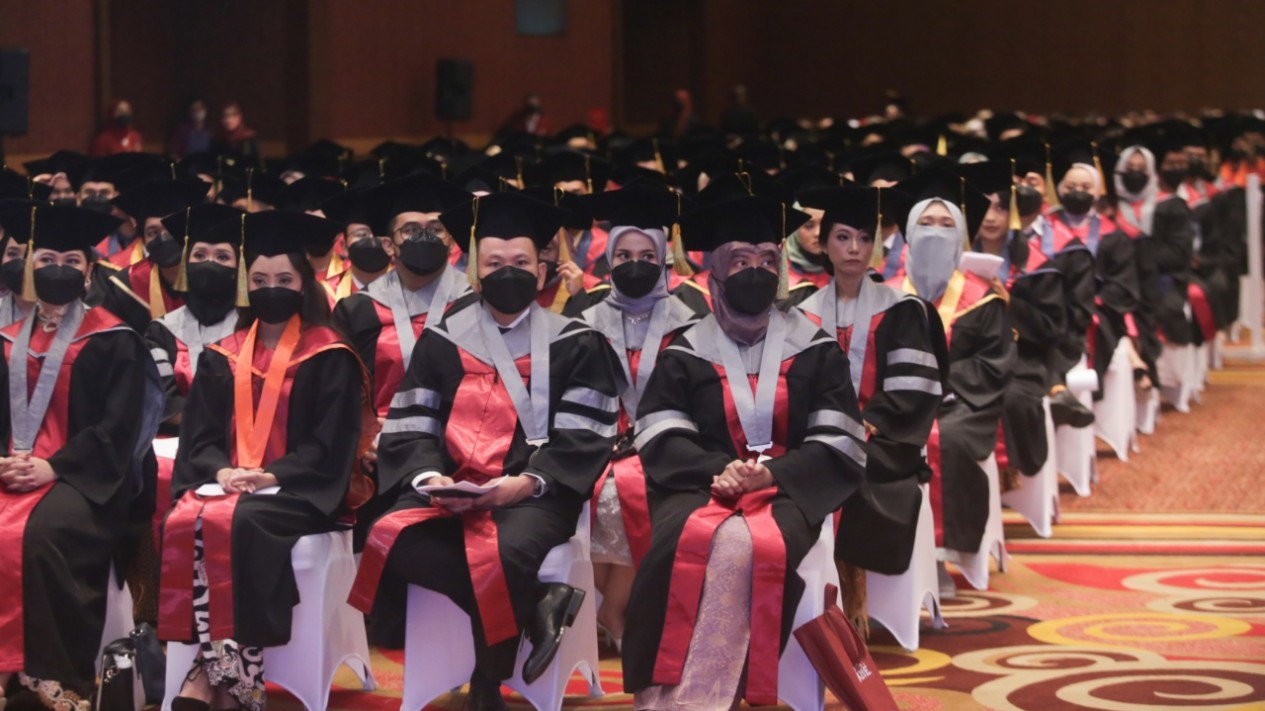 Wisuda Universitas Bakrie ke-12