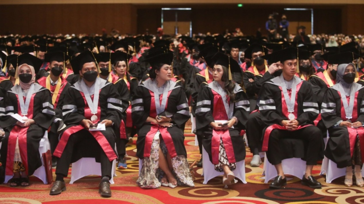 Wisuda Universitas Bakrie ke-12
