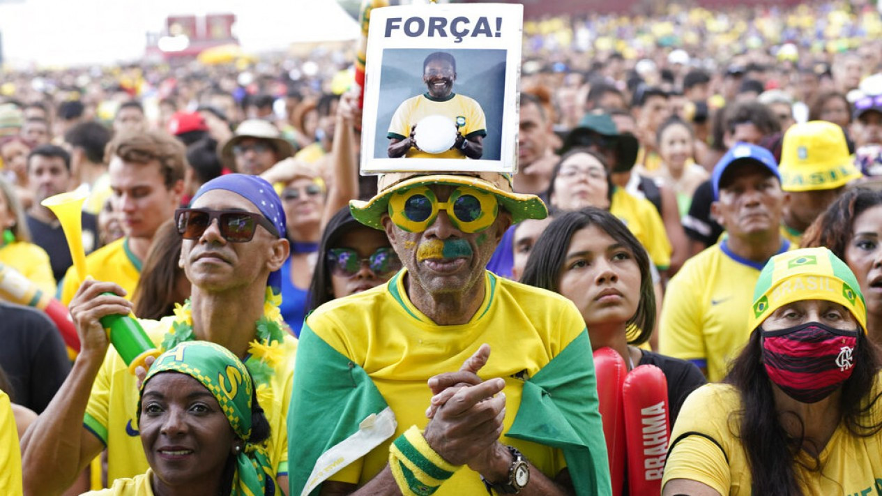 Spanduk Raksasa Legenda Pele Hadir saat Brasil vs Korea