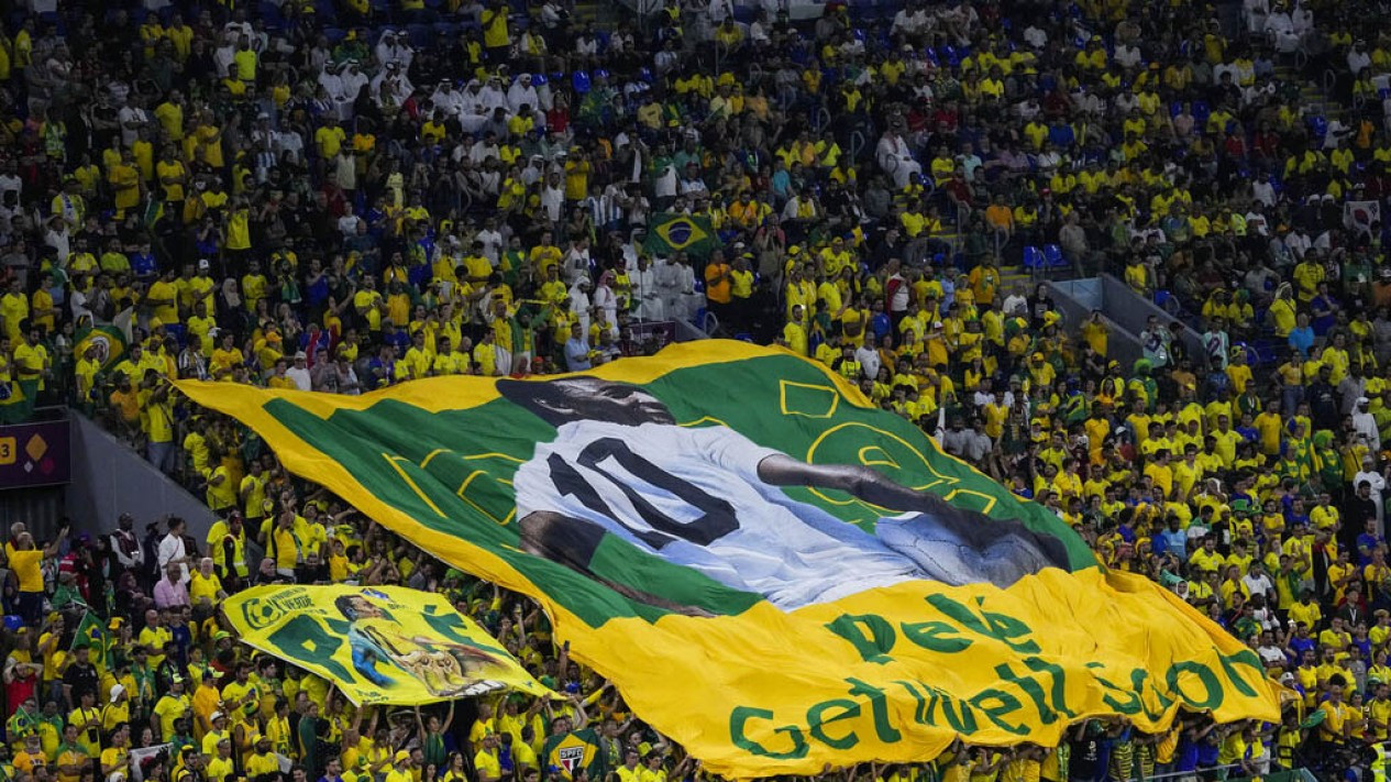 Spanduk Raksasa Legenda Pele Hadir saat Brasil vs Korea