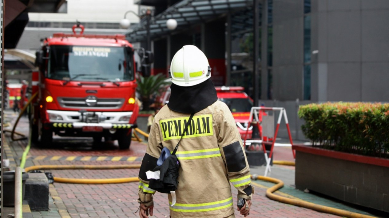 Pendinginan Oleh Damkar Usai Kebakaran di Gedung Kemenkumham