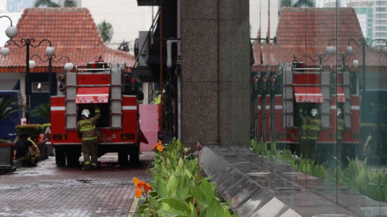 Pendinginan Oleh Damkar Usai Kebakaran di Gedung Kemenkumham