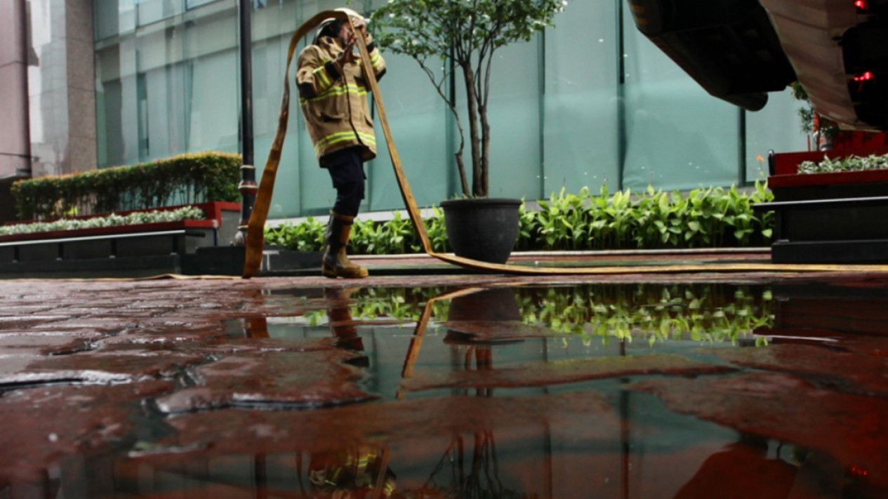Pendinginan Oleh Damkar Usai Kebakaran di Gedung Kemenkumham