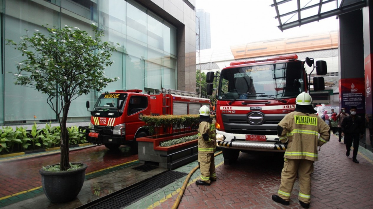Pendinginan Oleh Damkar Usai Kebakaran di Gedung Kemenkumham