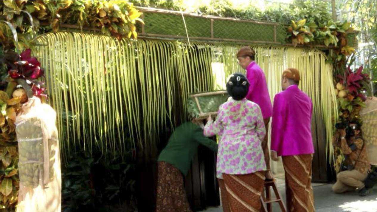 Pemasangan Bleketepe di Nikahan Kaesang oleh Jokowi